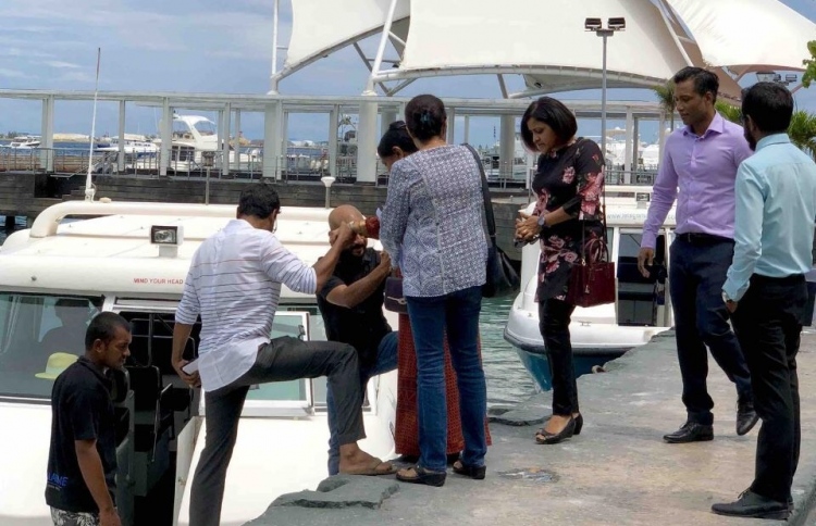 އާއިލާ އިން މައުމޫނާ ބައްދަލުކޮށްފި