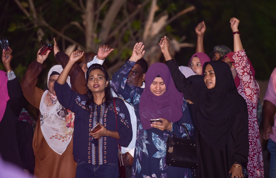 މާލެ: ފެބްރުއަރީ 7، 2018- ރައީސް ޔާމީނަށް އޮތް ތާއީދު ހާމަކުރުމަށް، ޕީޕީއެމްގެ އަންހެނުންތަކެއް އިސް ނަގައިގެން ބޭއްވި ޖަލްސާގައި ބައިވެރިވި ބައެއް މީހުން: "ގައުމަށްޓަކައި އަންހެނުން" ގެ ނަމުގައި ބޭއްވި ޖަލްސާއަށް ބޮޑު ތަރުހީބެއް ލިބުނު.---ފޮޓޯ: ހުސެއިން ވަހީދު/މިހާރު
