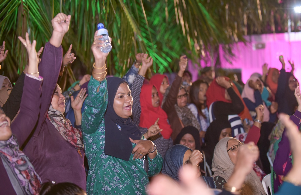 މާލެ: ފެބްރުއަރީ 7، 2018- ރައީސް ޔާމީނަށް އޮތް ތާއީދު ހާމަކުރުމަށް، ޕީޕީއެމްގެ އަންހެނުންތަކެއް އިސް ނަގައިގެން ބޭއްވި ޖަލްސާގައި ބައިވެރިވި ބައެއް މީހުން: "ގައުމަށްޓަކައި އަންހެނުން" ގެ ނަމުގައި ބޭއްވި ޖަލްސާއަށް ބޮޑު ތަރުހީބެއް ލިބުނު.---ފޮޓޯ: ހުސެއިން ވަހީދު/މިހާރު