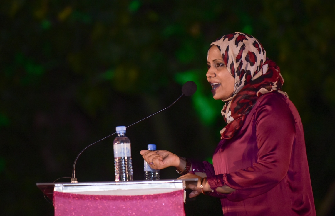 މާލެ: ފެބްރުއަރީ 7، 2018- ރައީސް ޔާމީނަށް އޮތް ތާއީދު ހާމަކުރުމަށް، ޕީޕީއެމްގެ އަންހެނުންތަކެއް އިސް ނަގައިގެން ބޭއްވި ޖަލްސާގައި ބައިވެރިވި މީހަކު ވާހަކަ ދައްކަވަނީ: "ގައުމަށްޓަކައި އަންހެނުން" ގެ ނަމުގައި ބޭއްވި ޖަލްސާއަށް ބޮޑު ތަރުހީބެއް ލިބުނު.---ފޮޓޯ: ހުސެއިން ވަހީދު/މިހާރު