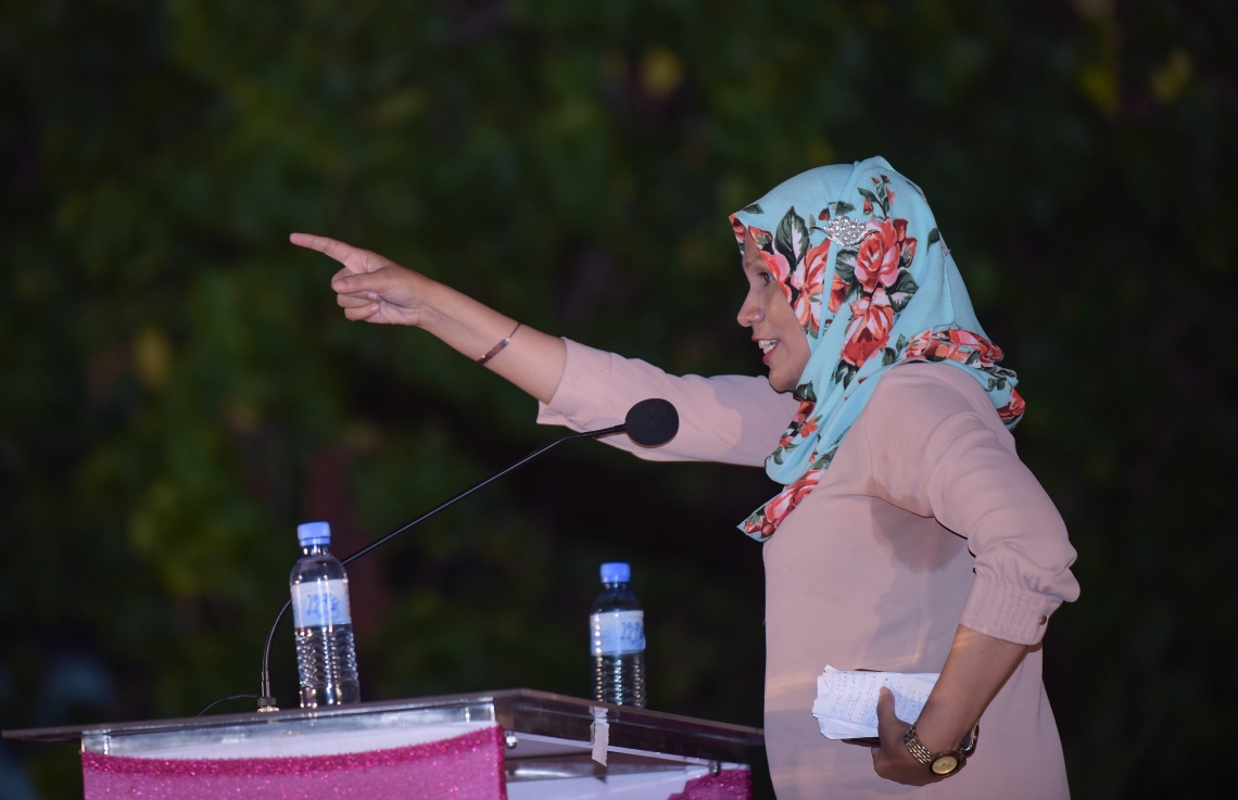 މާލެ: ފެބްރުއަރީ 7، 2018- ރައީސް ޔާމީނަށް އޮތް ތާއީދު ހާމަކުރުމަށް، ޕީޕީއެމްގެ އަންހެނުންތަކެއް އިސް ނަގައިގެން ބޭއްވި ޖަލްސާގައި ބައިވެރިވި މީހަކު ވާހަކަ ދައްކަވަނީ: "ގައުމަށްޓަކައި އަންހެނުން" ގެ ނަމުގައި ބޭއްވި ޖަލްސާއަށް ބޮޑު ތަރުހީބެއް ލިބުނު.---ފޮޓޯ: ހުސެއިން ވަހީދު/މިހާރު