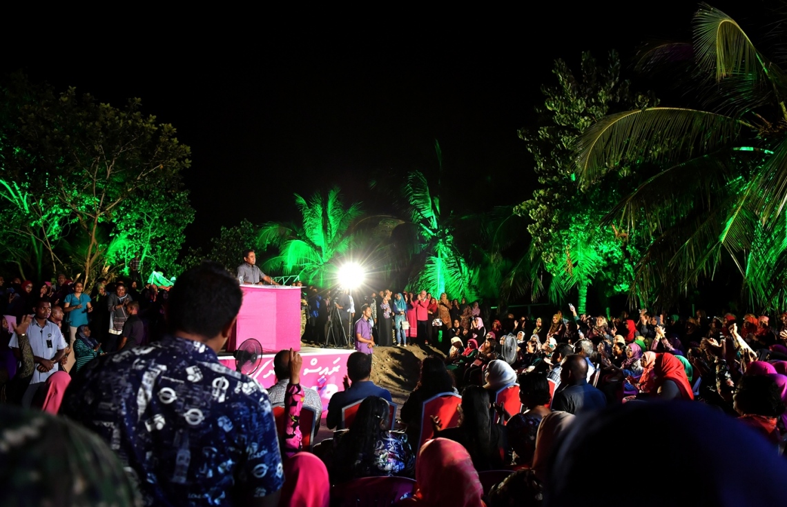 މާލެ: ފެބްރުއަރީ 7، 2018- ރައީސް ޔާމީނަށް އޮތް ތާއީދު ހާމަކުރުމަށް، ޕީޕީއެމްގެ އަންހެނުންތަކެއް އިސް ނަގައިގެން ބޭއްވި ޖަލްސާގައި ރައީސް ޔާމީން ވާހަކަފުޅު ދައްކަވަނީ: "ގައުމަށްޓަކައި އަންހެނުން" ގެ ނަމުގައި ބޭއްވި ޖަލްސާއަށް ބޮޑު ތަރުހީބެއް ލިބުނު.---ފޮޓޯ: ރައީސް އޮފީސް