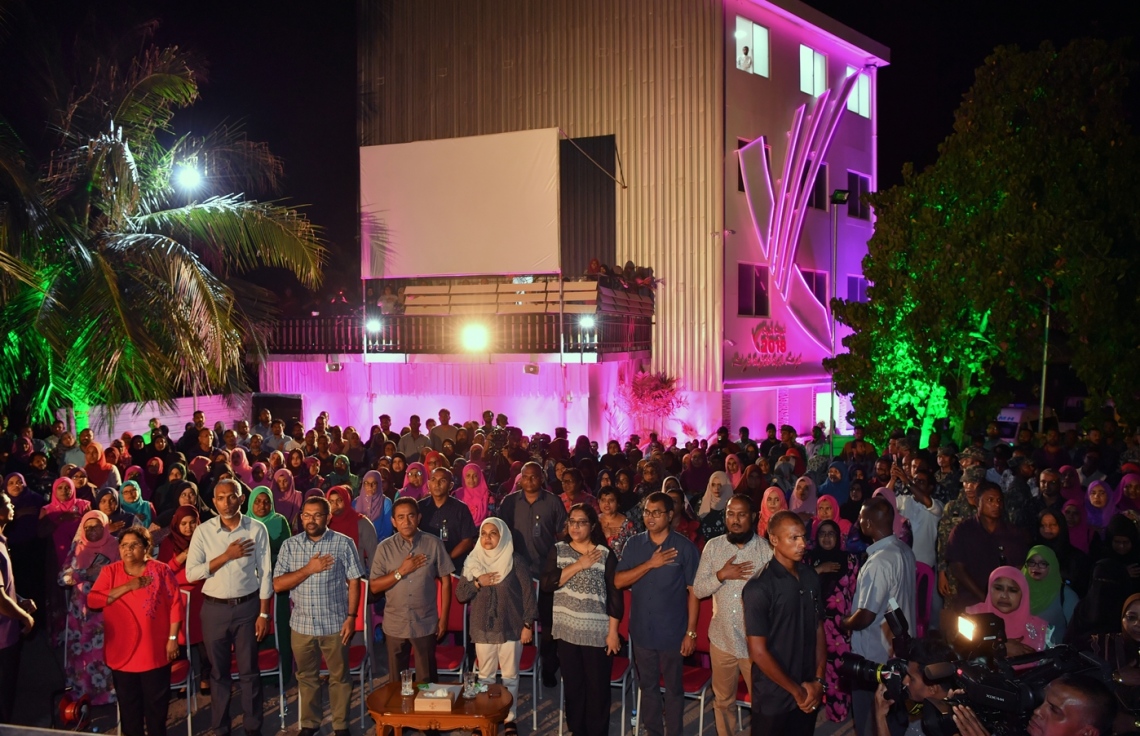 މާލެ: ފެބްރުއަރީ 7، 2018- ރައީސް ޔާމީނަށް އޮތް ތާއީދު ހާމަކުރުމަށް، ޕީޕީއެމްގެ އަންހެނުންތަކެއް އިސް ނަގައިގެން ބޭއްވި ޖަލްސާގައި ގައުމީ ސަލާމް ކިޔަނީ: "ގައުމަށްޓަކައި އަންހެނުން" ގެ ނަމުގައި ބޭއްވި ޖަލްސާއަށް ބޮޑު ތަރުހީބެއް ލިބުނު.---ފޮޓޯ: ރައީސް އޮފީސް