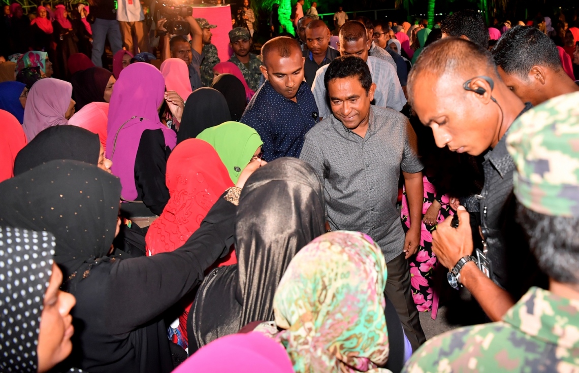 މާލެ: ފެބްރުއަރީ 7، 2018- ރައީސް ޔާމީނަށް އޮތް ތާއީދު ހާމަކުރުމަށް، ޕީޕީއެމްގެ އަންހެނުންތަކެއް އިސް ނަގައިގެން ބޭއްވި ޖަލްސާގައި ބައިވެރިވި މީހުންނަށް އެމަނިކުފާނު ސަލާމް ކުރައްވަނީ: "ގައުމަށްޓަކައި އަންހެނުން" ގެ ނަމުގައި ބޭއްވި ޖަލްސާއަށް ބޮޑު ތަރުހީބެއް ލިބުނު.---ފޮޓޯ: ރައީސް އޮފީސް