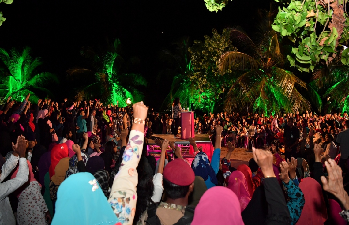 މާލެ: ފެބްރުއަރީ 7، 2018- ޕީޕީއެމްގެ އަންހެނުން އިސް ނަގަގައިގެން ބޭއްވި ޖަލްސާގައި، ރައީސް ޔާމީނަށް ތާއީދު އޮތްކަން ހާމަކޮށް އަތް ނަގަނީ: "ގައުމަށްޓަކައި އަންހެނުން" ގެ ނަމުގައި ބޭއްވި ޖަލްސާއަށް ބޮޑު ތަރުހީބެއް ލިބުނު.---ފޮޓޯ: ރައީސް އޮފީސް