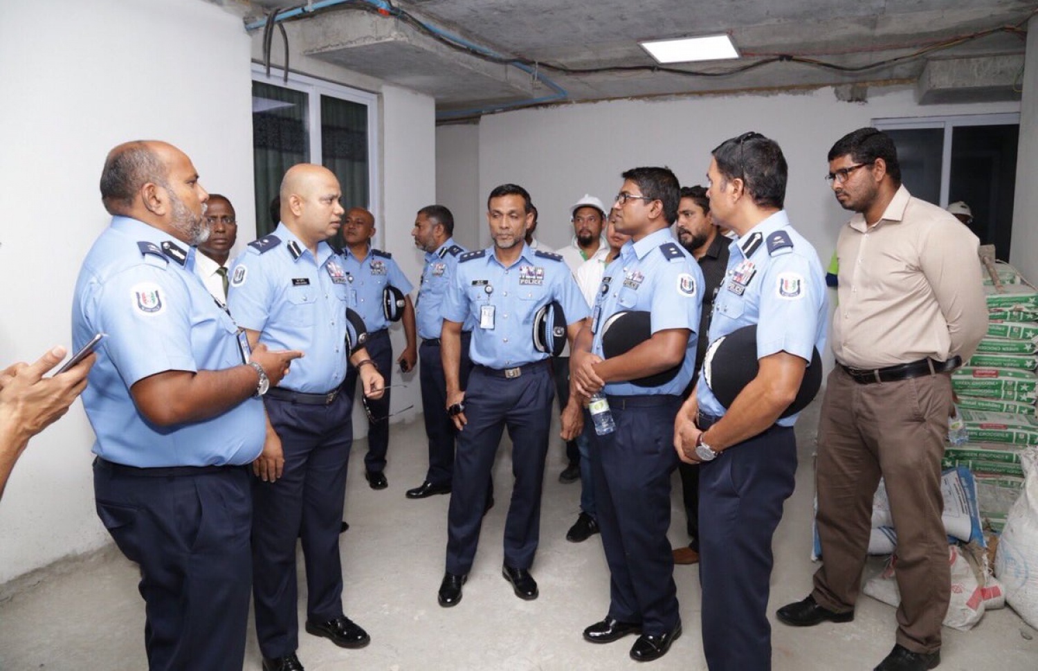 ކުރީގެ ޕޮލިސް ކޮމިޝަނަރު އަބްދުﷲ ނަވާޒު އާއި އޭރު ފުލުހުންގެ ބައެއް އިސް ވެރިން، ހުޅުމާލޭގައި އަޅާ ފުލުހުންގެ ފްލެޓްތައް ބައްލަވާލައްވަނީ: މި ގޮތަށް ފުލުހުންގެ އެކި ވެރިން ދޭތެރެ ދޭތެރެއިން އެތަނަށް ވަޑައިގަތަސް، އަދިވެސް ތަން ނިމޭ ގޮތެއް ނުވޭ --ފައިލް ފޮޓޯ