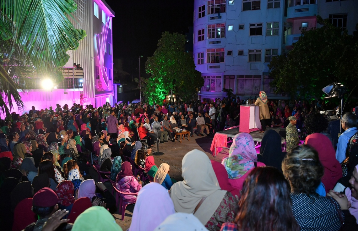 މާލެ: ފެބްރުއަރީ 7، 2018- ޕީޕީއެމްގެ އަންހެނުން އިސް ނަގަގައިގެން ބޭއްވި ޖަލްސާގެ ތެރެއިން: "ގައުމަށްޓަކައި އަންހެނުން" ގެ ނަމުގައި ބޭއްވި ޖަލްސާއަށް ބޮޑު ތަރުހީބެއް ލިބުނު.---ފޮޓޯ: ރައީސް އޮފީސް