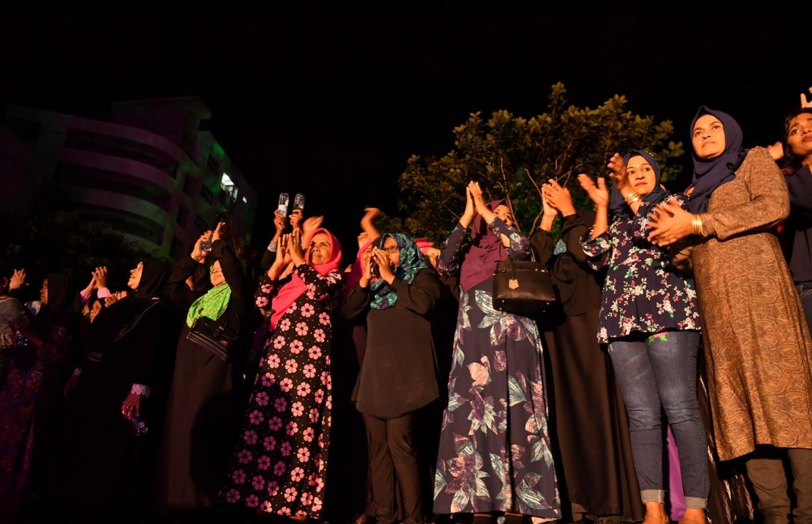 މާލެ: ފެބްރުއަރީ 7، 2018- ޕީޕީއެމްގެ އަންހެނުން އިސް ނަގަގައިގެން ބޭއްވި ޖަލްސާގައި، ރައީސް ޔާމީނަށް ތާއީދު އޮތްކަން ހާމަކޮށް އަތް ނަގަނީ: "ގައުމަށްޓަކައި އަންހެނުން" ގެ ނަމުގައި ބޭއްވި ޖަލްސާއަށް ބޮޑު ތަރުހީބެއް ލިބުނު.---ފޮޓޯ: ރައީސް އޮފީސް