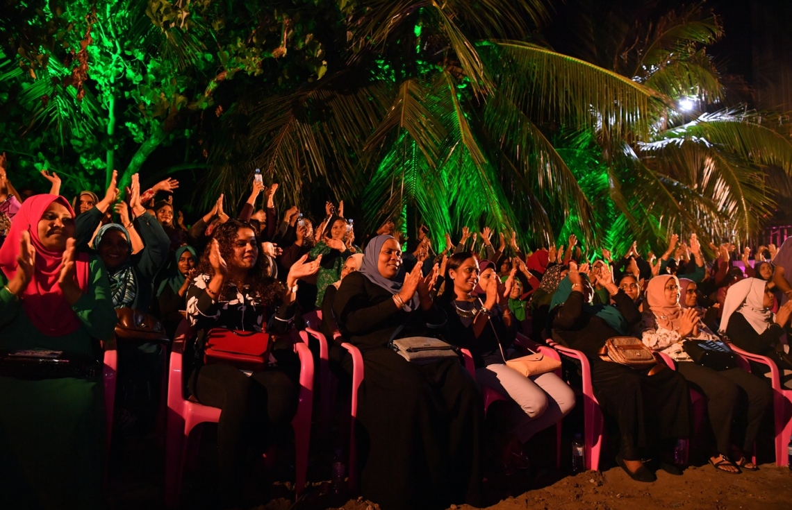 މާލެ: ފެބްރުއަރީ 7، 2018- ޕީޕީއެމްގެ އަންހެނުން އިސް ނަގަގައިގެން ބޭއްވި ޖަލްސާގައި، ރައީސް ޔާމީނަށް ތާއީދު އޮތްކަން ހާމަކޮށް އަތް ނަގަނީ: "ގައުމަށްޓަކައި އަންހެނުން" ގެ ނަމުގައި ބޭއްވި ޖަލްސާއަށް ބޮޑު ތަރުހީބެއް ލިބުނު.---ފޮޓޯ: ރައީސް އޮފީސް