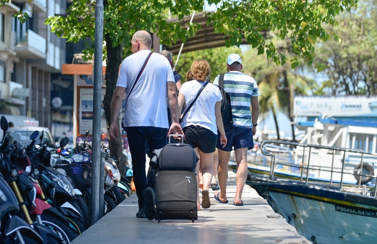 އޮޅުންބޮޅުން: ފަތުރުވެރިކަމުގެ ވާހަކަ ފޮރުވިފައި