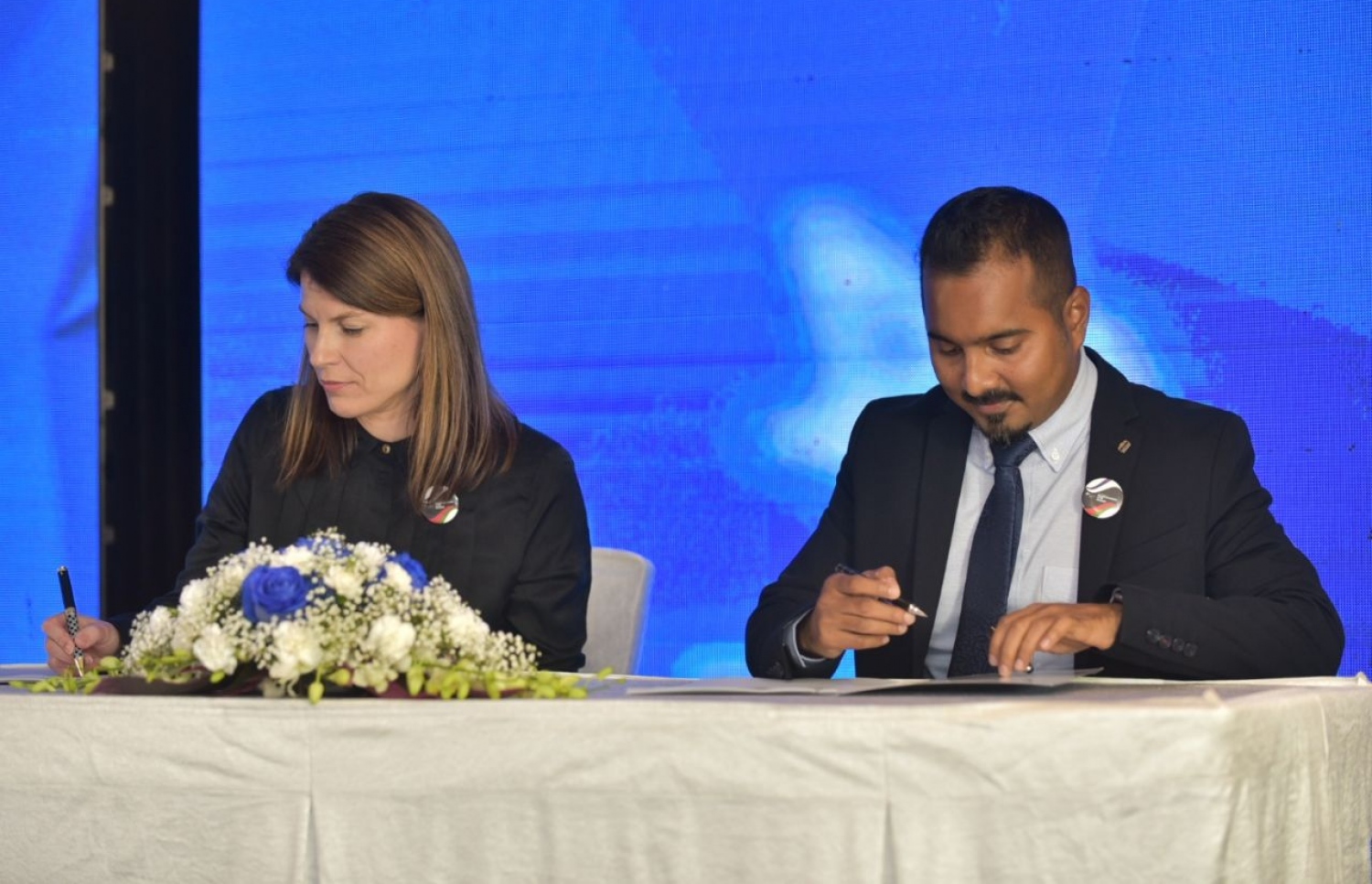 އެޑުކަނެކްޓް ޕްރައިވެޓް ލިމިޓެޑުގެ މެނޭޖިން ޑައިރެކްޓާ އަދުލީ އަދި އެޑުކްލަސްޓާ ފިންލޭންޑްގެ ޑައިރެކްޓާ ރީކާ އެއްބަސްވުމުގައި ސޮއި ކުރައްވަނީ.-- ފޮޓޯ: މިހާރު/ހުސައިން ވަހީދު