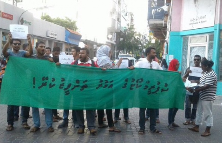 އެއްބަޔަކު ޖަލަށް، އަނެއް ބަޔަކު ގޭބަންދަށް