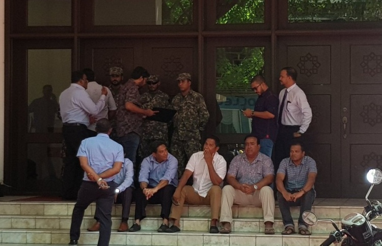 އިދިކޮޅު މެމްބަރުން މަޖިލީހަށް ވަނުމަށް ހުރަސް އަޅައިފި