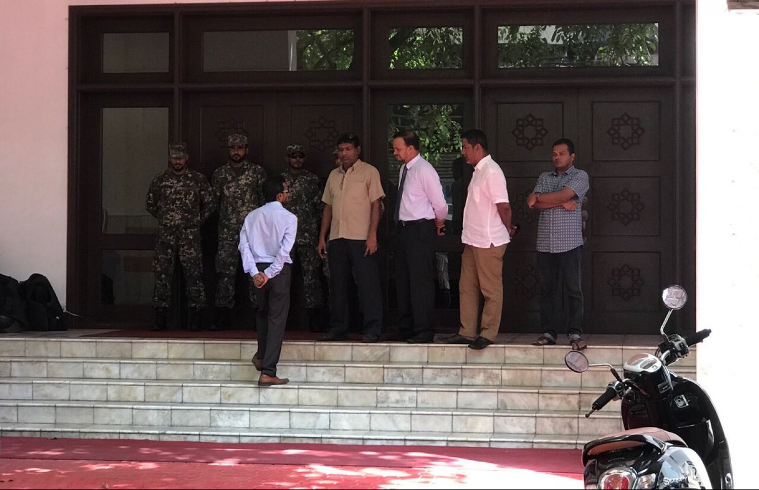 އިދިކޮޅު މެމްބަރުންތަކެއް މަޖިލީހަށް ވެންނެވުމަށް މިއަދު މަސައްކަތް ކުރެއްވުމުން ސިފައިން އެކަމަށް ހުރަސް އަޅަނީ.