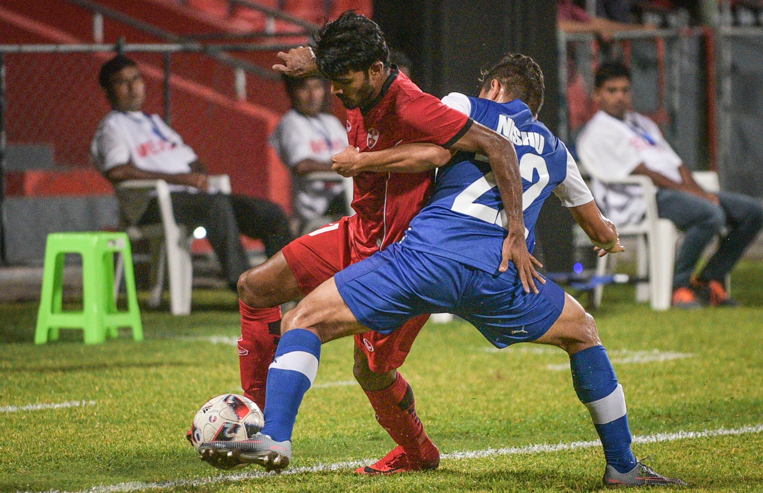 ބެންގަލޫރުގެ ނިޝޫ (ކ) ކައިރިން ޓީސީގެ ފޭދޫ އިއްބެ ބޯޅަ ހިފައިގެންދަނީ.-- ފޮޓޯ: ނިޝާން އަލީ/ މިހާރު