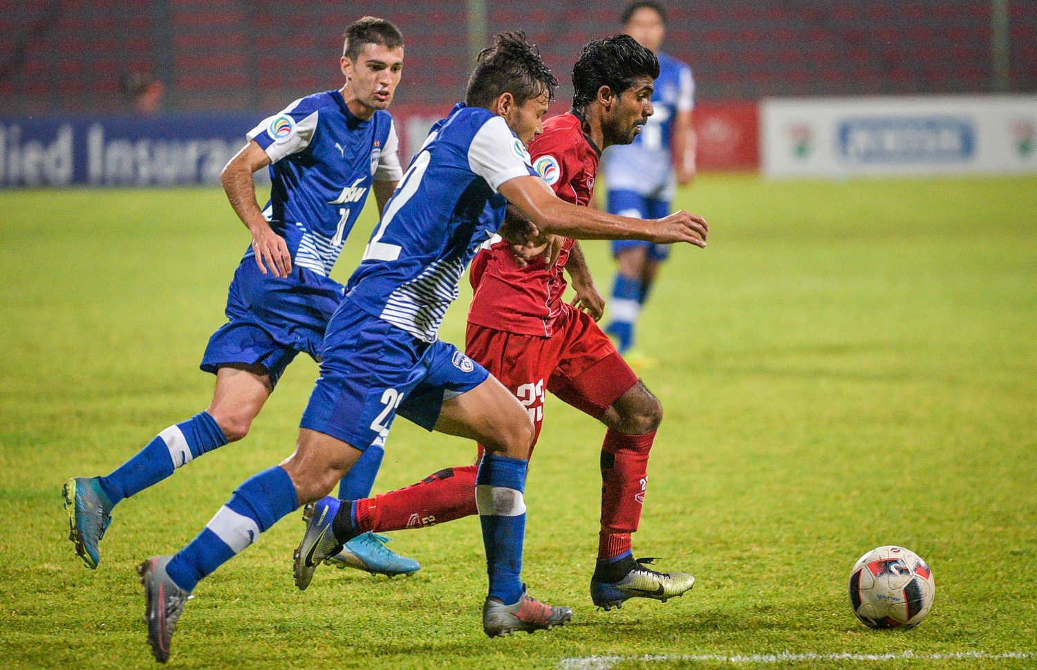 ބެންގަލޫރާއި ޓީސީ ކުޅުނު މެޗުގެ ތެެރެއިން.-- ފޮޓޯ: ނިޝާން އަލީ/ މިހާރު