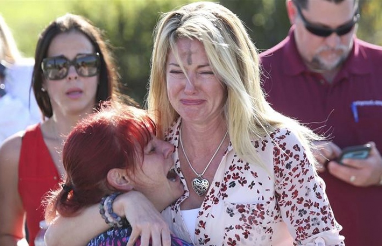 އެމެރިކާގެ ސްކޫލެއްގައި ބަޑިޖަހާ 17 މީހުން މަރާލައިފި