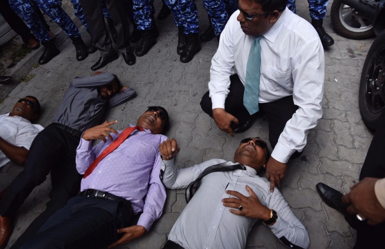 އިދިކޮޅު ބައެއް މެމްބަރުންނަށް އަނިޔާވެއްޖެ