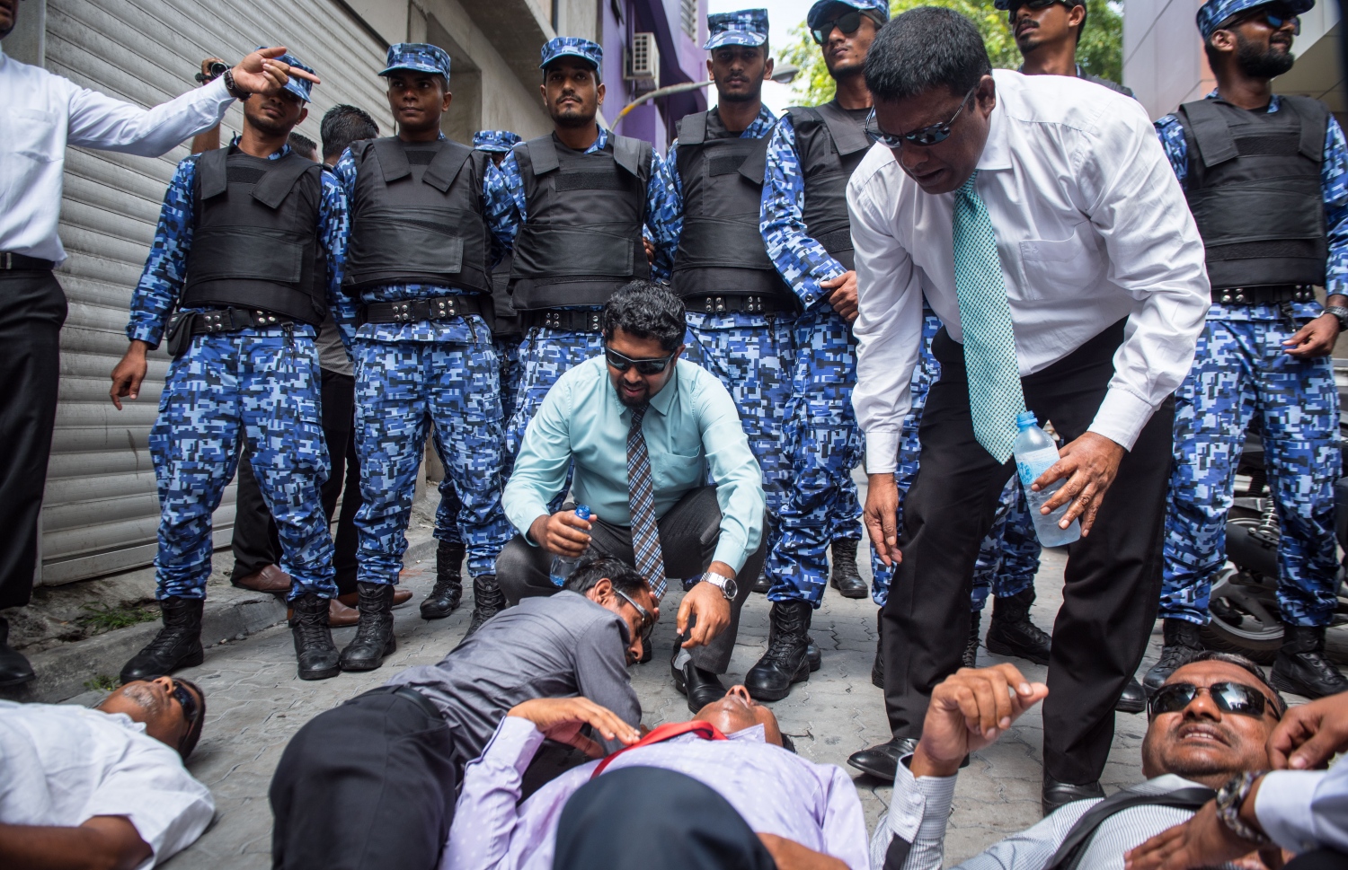 ރައްޔިތުންގެ މަޖިލީހުގެ އިދިކޮޅު މެމްބަރުން މަޖިލީހުގެ އިދާރާ އަށް ވަދެވަޑައިގަންނަވަން އުޅުއްވުމުން އިދިކޮޅު މެމްބަރުންނާއި ފުލުހުންނާ ދެމެދު ހިނގި ހަމަނުޖެހުން--. ފޮޓޯ:ނިޝާން އަލީ/މިހާރު