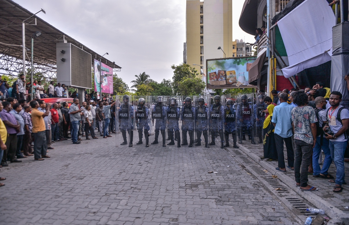 މާލެ: ފެބްރުއަރީ 16، 2018- ސަރުކާރާ ދެކޮޅަށް އިދިކޮޅު ހަރަކާތުން ފަހުގެ ތާރީޚެއްގައި ބާއްވާ ބޮޑު މުޒާހަރާ އަށް ތައްޔާރުވުމަށް "ވޯމްއަޕް މުޒާހަރާ" ގެ ނަމުގައި ކުރިއަށް ގެންދަން އުޅުނު އެއްވުން ރޫޅާލުމަށް އެސްއޯ ފުލުހުން ހަރަކާތްތެރިވަނީ.---ފޮޓޯ: ހުސެއިން ވަހީދު/މިހާރު