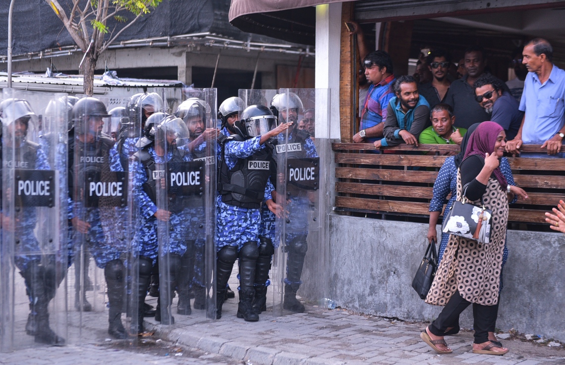 މާލެ: ފެބްރުއަރީ 16، 2018- ސަރުކާރާ ދެކޮޅަށް އިދިކޮޅު ހަރަކާތުން ފަހުގެ ތާރީޚެއްގައި ބާއްވާ ބޮޑު މުޒާހަރާ އަށް ތައްޔާރުވުމަށް "ވޯމްއަޕް މުޒާހަރާ" ގެ ނަމުގައި ކުރިއަށް ގެންދަން އުޅުނު އެއްވުން ރޫޅާލުމަށް އެސްއޯ ފުލުހުން ހަރަކާތްތެރިވަނީ.---ފޮޓޯ: ހުސެއިން ވަހީދު/މިހާރު