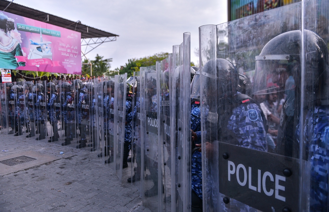 މާލެ: ފެބްރުއަރީ 16، 2018- ސަރުކާރާ ދެކޮޅަށް އިދިކޮޅު ހަރަކާތުން ފަހުގެ ތާރީޚެއްގައި ބާއްވާ ބޮޑު މުޒާހަރާ އަށް ތައްޔާރުވުމަށް "ވޯމްއަޕް މުޒާހަރާ" ގެ ނަމުގައި ކުރިއަށް ގެންދަން އުޅުނު އެއްވުން ރޫޅާލުމަށް އެސްއޯ ފުލުހުން ޝީލްޑާއެކު ތައްޔާރުވެގެން.---ފޮޓޯ: ހުސެއިން ވަހީދު/މިހާރު