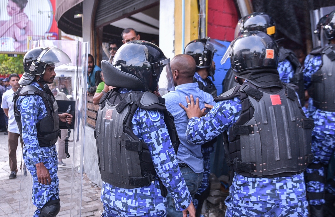 މާލެ: ފެބްރުއަރީ 16، 2018- ސަރުކާރާ ދެކޮޅަށް އިދިކޮޅު ހަރަކާތުން ފަހުގެ ތާރީޚެއްގައި ބާއްވާ ބޮޑު މުޒާހަރާ އަށް ތައްޔާރުވުމަށް "ވޯމްއަޕް މުޒާހަރާ" ގެ ނަމުގައި ކުރިއަށް ގެންދަން އުޅުނު އެއްވުން ރޫޅާލުމުގެ ތެރެއިން، އެސްއޯ ފުލުހުން އެމްޑީޕީގެ ހަރުގެ އިން މީހުން ނެރެނީ.---ފޮޓޯ: ހުސެއިން ވަހީދު/މިހާރު