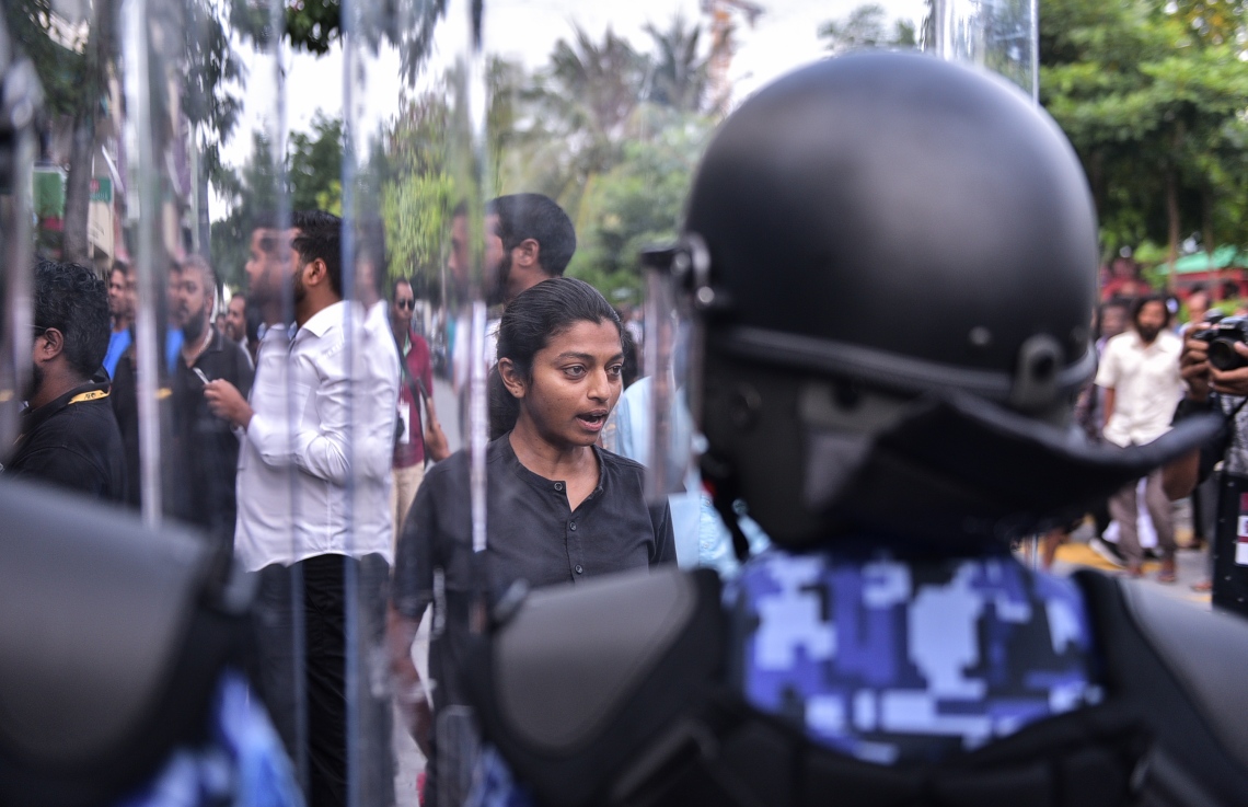 މާލެ: ފެބްރުއަރީ 16، 2018- ސަރުކާރާ ދެކޮޅަށް އިދިކޮޅު ހަރަކާތުން ފަހުގެ ތާރީޚެއްގައި ބާއްވާ ބޮޑު މުޒާހަރާ އަށް ތައްޔާރުވުމަށް "ވޯމްއަޕް މުޒާހަރާ" ގެ ނަމުގައި ކުރިއަށް ގެންދަން އުޅުނު އެއްވުން އެސްއޯ ފުލުހުން ރޫޅާލާއިރު، ގަލޮޅު އުތުރު ދާއިރާގެ އެމްޑީޕީގެ މެމްބަރު އީވާ އަބްދުﷲ ފުލުހުންނާ ވާހަކަ ދައްކަވަނީ.---ފޮޓޯ: ހުސެއިން ވަހީދު/މިހާރު