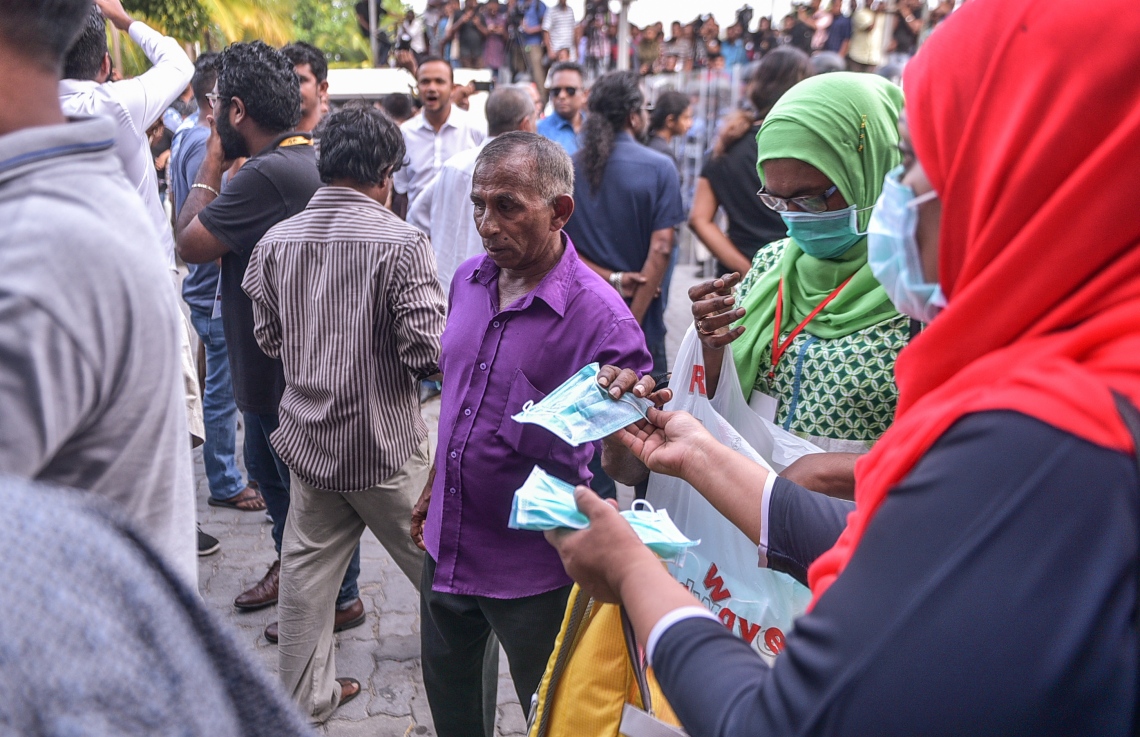 މާލެ: ފެބްރުއަރީ 16، 2018- ސަރުކާރާ ދެކޮޅަށް އިދިކޮޅު ހަރަކާތުން ފަހުގެ ތާރީޚެއްގައި ބާއްވާ ބޮޑު މުޒާހަރާ އަށް ތައްޔާރުވުމަށް "ވޯމްއަޕް މުޒާހަރާ" ގެ ނަމުގައި ކުރިއަށް ގެންދަން އުޅުނު އެއްވުމުގެ ބައިވެރިންނަށް މާސްކް ބަހަނީ: މި އެއްވުން ނުފަށަނީސް ފުލުހުން ވަނީ ރޫޅާލާފައި.---ފޮޓޯ: ހުސެއިން ވަހީދު/މިހާރު