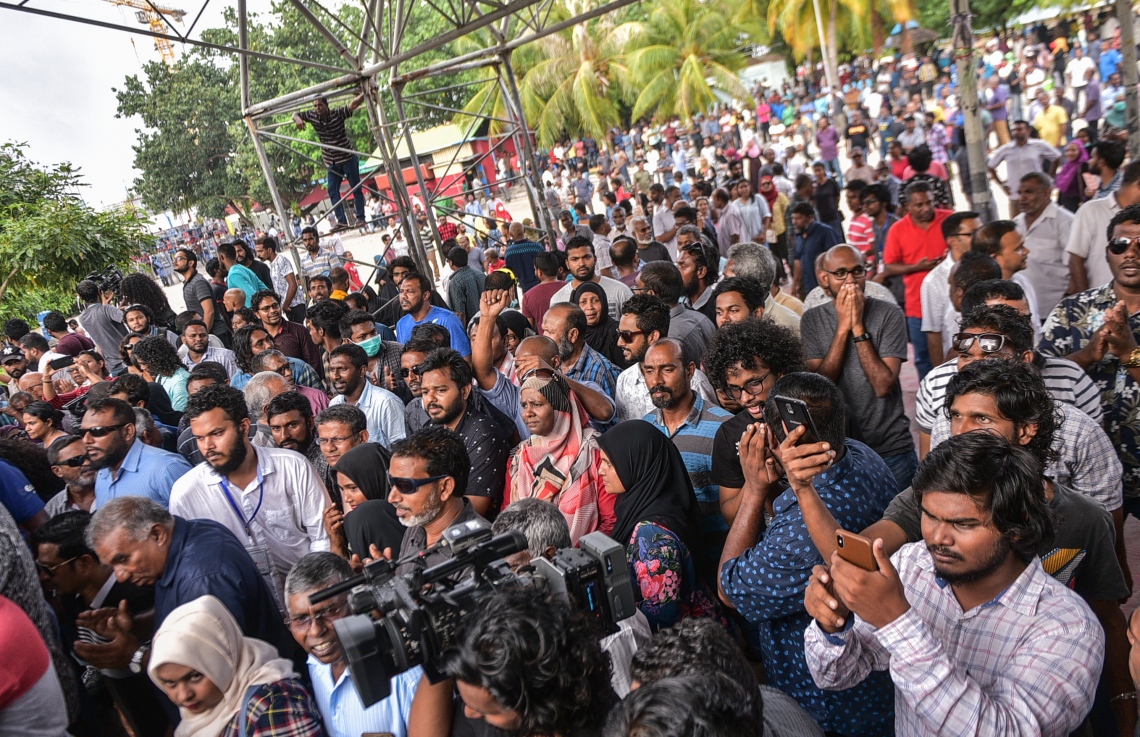 މާލެ: ފެބްރުއަރީ 16، 2018- ސަރުކާރާ ދެކޮޅަށް އިދިކޮޅު ހަރަކާތުން ފަހުގެ ތާރީޚެއްގައި ބާއްވާ ބޮޑު މުޒާހަރާ އަށް ތައްޔާރުވުމަށް "ވޯމްއަޕް މުޒާހަރާ" ގެ ނަމުގައި އެމްޑީޕީގެ ހަރުގެ ކައިރީގައި ކުރިއަށް ގެންދަން އުޅުނު އެއްވުން ފުލުހުން ރޫޅާލުމުން، އެ އެއްވުމުގެ ބައިވެރިން އާޓިފިޝަލް ބީޗް ސަރަހައްދުގައި.---ފޮޓޯ: ހުސެއިން ވަހީދު/މިހާރު