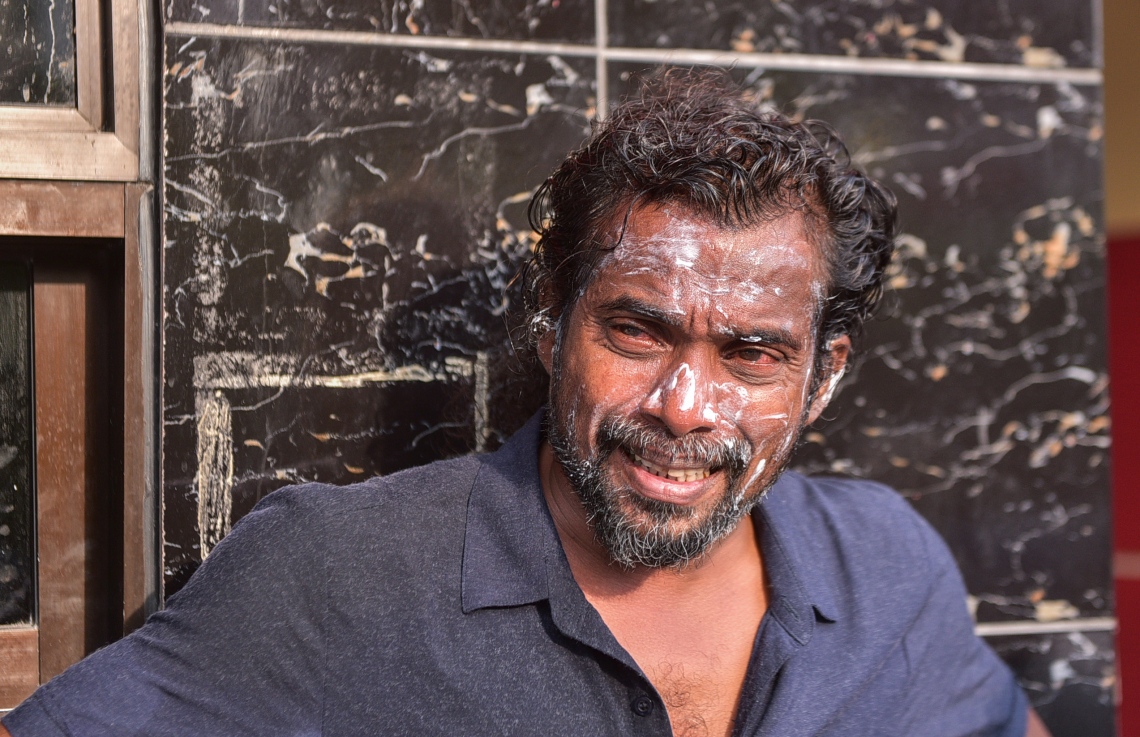 މާލެ: ފެބްރުއަރީ 16، 2018- ސަރުކާރާ ދެކޮޅަށް އިދިކޮޅު ހަރަކާތުން ފަހުގެ ތާރީޚެއްގައި ބާއްވާ ބޮޑު މުޒާހަރާ އަށް ތައްޔާރުވުމަށް "ވޯމްއަޕް މުޒާހަރާ" ގެ ނަމުގައި ކުރިއަށް ގެންދަން އުޅުނު އެއްވުން ރޫޅާލުމަށް ފުލުހުން ޕެޕާ ސްޕްރޭ ޖެހުމުން އޭގެ އަސަރު ކޮށްފައިވާ، އެ ޕާޓީގެ ގައުމީ މަޖިލީހުގެ މެމްބަރެއް.---ފޮޓޯ: ހުސެއިން ވަހީދު/މިހާރު