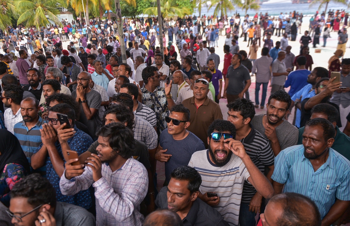 މާލެ: ފެބްރުއަރީ 16، 2018- ސަރުކާރާ ދެކޮޅަށް އިދިކޮޅު ހަރަކާތުން ފަހުގެ ތާރީޚެއްގައި ބާއްވާ ބޮޑު މުޒާހަރާ އަށް ތައްޔާރުވުމަށް "ވޯމްއަޕް މުޒާހަރާ" ގެ ނަމުގައި އެމްޑީޕީގެ ހަރުގެ ކައިރީގައި ކުރިއަށް ގެންދަން އުޅުނު އެއްވުން ފުލުހުން ރޫޅާލުމުން، އެ އެއްވުމުގެ ބައިވެރިން އާޓިފިޝަލް ބީޗް ސަރަހައްދުގައި.---ފޮޓޯ: ހުސެއިން ވަހީދު/މިހާރު