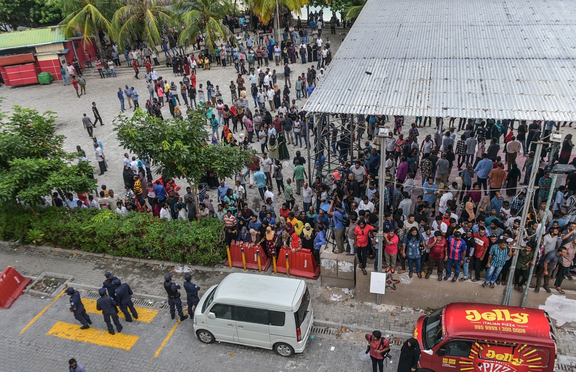 މާލެ: ފެބްރުއަރީ 16، 2018- ސަރުކާރާ ދެކޮޅަށް އިދިކޮޅު ހަރަކާތުން ފަހުގެ ތާރީޚެއްގައި ބާއްވާ ބޮޑު މުޒާހަރާ އަށް ތައްޔާރުވުމަށް "ވޯމްއަޕް މުޒާހަރާ" ގެ ނަމުގައި އެމްޑީޕީގެ ހަރުގެ ކައިރީގައި ކުރިއަށް ގެންދަން އުޅުނު އެއްވުން ފުލުހުން ރޫޅާލުމުން، އެ އެއްވުމުގެ ބައިވެރިން އާޓިފިޝަލް ބީޗް ސަރަހައްދުގައި.---ފޮޓޯ: ހުސެއިން ވަހީދު/މިހާރު