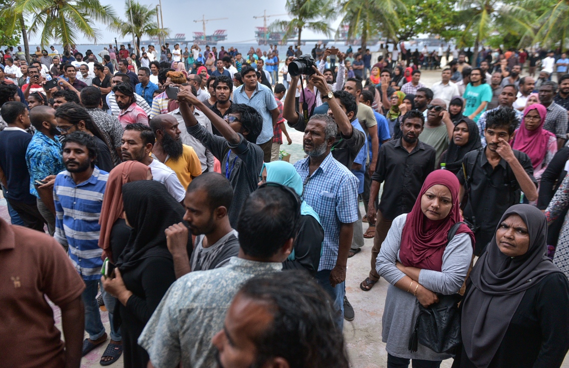 މާލެ: ފެބްރުއަރީ 16، 2018- ސަރުކާރާ ދެކޮޅަށް އިދިކޮޅު ހަރަކާތުން ފަހުގެ ތާރީޚެއްގައި ބާއްވާ ބޮޑު މުޒާހަރާ އަށް ތައްޔާރުވުމަށް "ވޯމްއަޕް މުޒާހަރާ" ގެ ނަމުގައި އެމްޑީޕީގެ ހަރުގެ ކައިރީގައި ކުރިއަށް ގެންދަން އުޅުނު އެއްވުން ފުލުހުން ރޫޅާލުމުން، އެ އެއްވުމުގެ ބައިވެރިން އާޓިފިޝަލް ބީޗް ސަރަހައްދުގައި.---ފޮޓޯ: ހުސެއިން ވަހީދު/މިހާރު