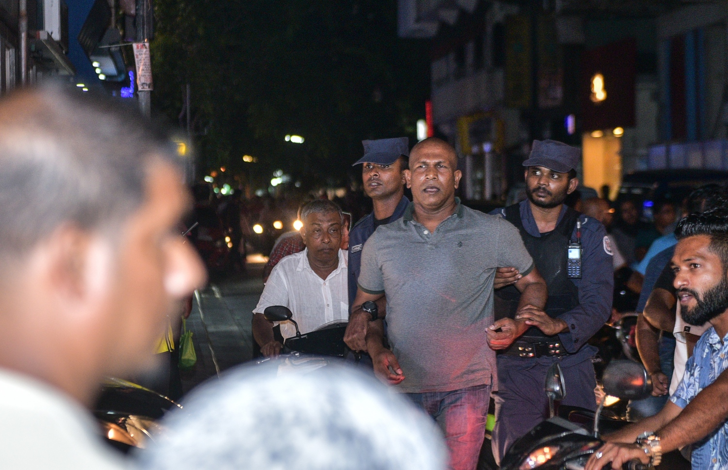 އިދިކޮޅު ހަރަކާތުން މިދިޔަ ހުކުރު ދުވަހުގެ ރޭ މާލޭގައި ބޭއްވި އެއްވުމުން ރޫޅާލައި ފުލުހުން މީހަކު ހައްޔަރު ކުރަނީ.---ފޮޓޯ: ހުސެއިން ވަހީދު/މިހާރު