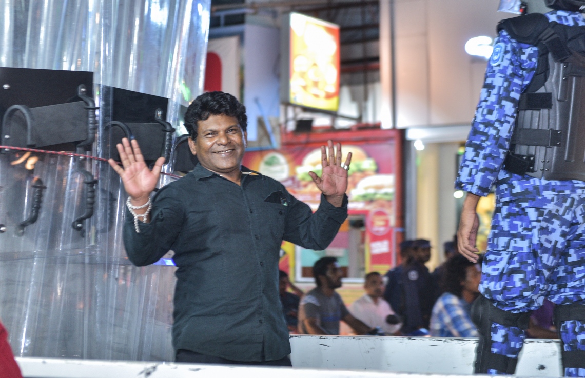 މާލެ: ފެބްރުއަރީ 16، 2018- އިދިކޮޅު ފަރާތްތަކުން މިރޭ މާލޭގައި ބޭއްވި އެއްވުން މަޖީދީ މަގާއި ޗާންދަނީ މަގު ގުޅުނު ސަރަހައްދުން ރޫޅާލައި، އެމްޑީޕީގެ އެކްޓިސްޓަކު ހައްޔަރުކޮށްގެން ފުލުހުންގެ ވެހިކަލަކަށް އަރުވާފައި.---ފޮޓޯ: ހުސެއިން ވަހީދު/މިހާރު