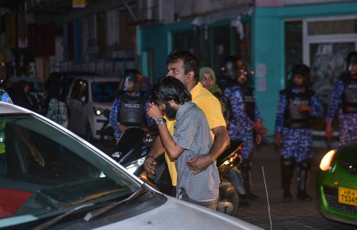 މާލެ: ފެބްރުއަރީ 16، 2018- އިދިކޮޅު ފަރާތްތަކުން މިރޭ މާލޭގައި ބޭއްވި އެއްވުން މަޖީދީ މަގާއި ޗާންދަނީ މަގު ގުޅުނު ސަރަހައްދުން ރޫޅާލުމަށް އެސްއޯ ފުލުހުން ހަރަކާތްތެރިވާއިރު އެއްވުމުގެ ބައެއް ބައިވެރިން އެ ސަރަހައްދުން ދުރަށް ދަނީ.---ފޮޓޯ: ހުސެއިން ވަހީދު/މިހާރު