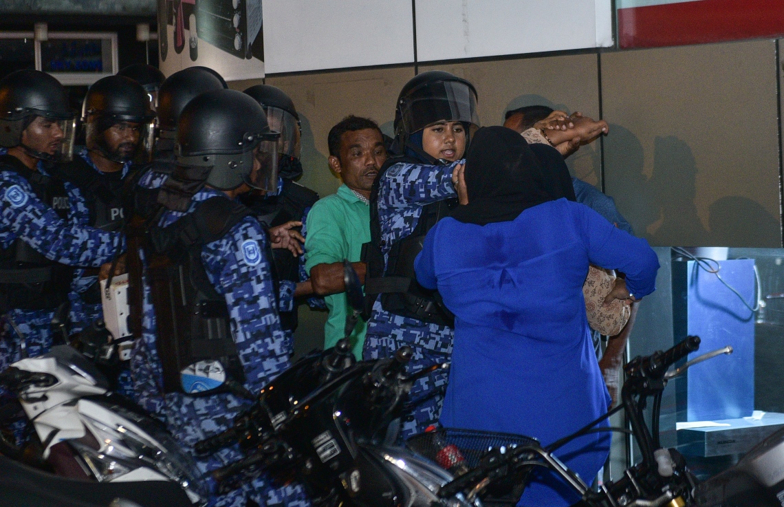 މާލެ: ފެބްރުއަރީ 16، 2018- އިދިކޮޅު ފަރާތްތަކުން މިރޭ މާލޭގައި ބޭއްވި އެއްވުން މަޖީދީ މަގާއި ޗާންދަނީ މަގު ގުޅުނު ސަރަހައްދުން ރޫޅާލުމަށް އެސްއޯ ފުލުހުން ހަރަކާތްތެރިވާއިރު އެއްވުމުގެ ބައެއް ބައިވެރިން އެ ސަރަހައްދުން ދުރަށް ފޮނުވަނީ.---ފޮޓޯ: ހުސެއިން ވަހީދު/މިހާރު