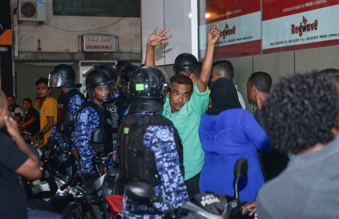 މާލެ: ފެބްރުއަރީ 16، 2018- އިދިކޮޅު ފަރާތްތަކުން މިރޭ މާލޭގައި ބޭއްވި އެއްވުން މަޖީދީ މަގާއި ޗާންދަނީ މަގު ގުޅުނު ސަރަހައްދުން ރޫޅާލުމަށް އެސްއޯ ފުލުހުން ހަރަކާތްތެރިވާއިރު އެއްވުމުގެ ބައެއް ބައިވެރިން އެ ސަރަހައްދުން ދުރަށް ދަނީ.---ފޮޓޯ: ހުސެއިން ވަހީދު/މިހާރު