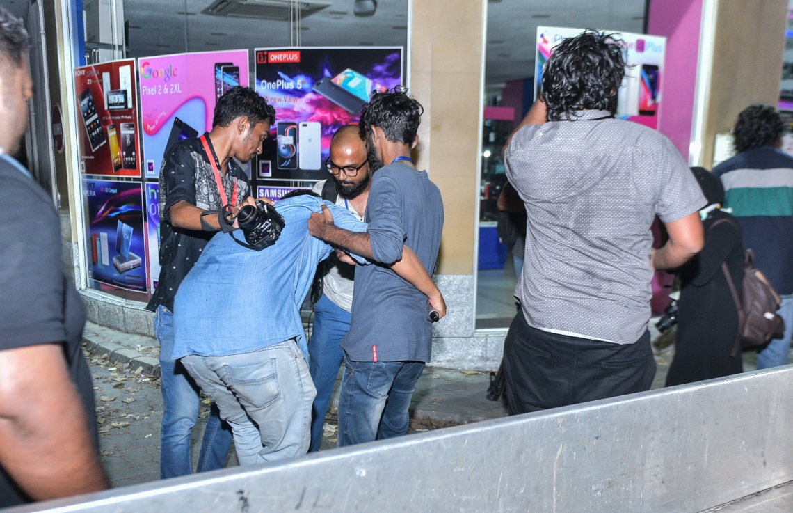 މާލެ: ފެބްރުއަރީ 16، 2018- އިދިކޮޅު ފަރާތްތަކުން މިރޭ މާލޭގައި ބޭއްވި އެއްވުން ރޫޅާލުމުގެ ތެރޭގައި ނޫސްވެރިންނަށް އަމާޒުކޮށް ފުލުހުން ހާލަތާ ނުބައްދަލު ބާރުގެ ބޭނުން ކޮށްފައިވާ ކަމަށް އެ ނޫސްވެރިން ބުނޭ: ފޮޓޯ އިން ތިޔަ ފެންނަނީ އޭގެ ތެރެއިން އަނިޔާވި ނޫސްވެރިއަކަށް އެހެން ނޫސްވެރިންތަކެއް އެހީތެރިވާ މަންޒަރު.---ފޮޓޯ: ހުސެއިން ވަހީދު/މިހާރު