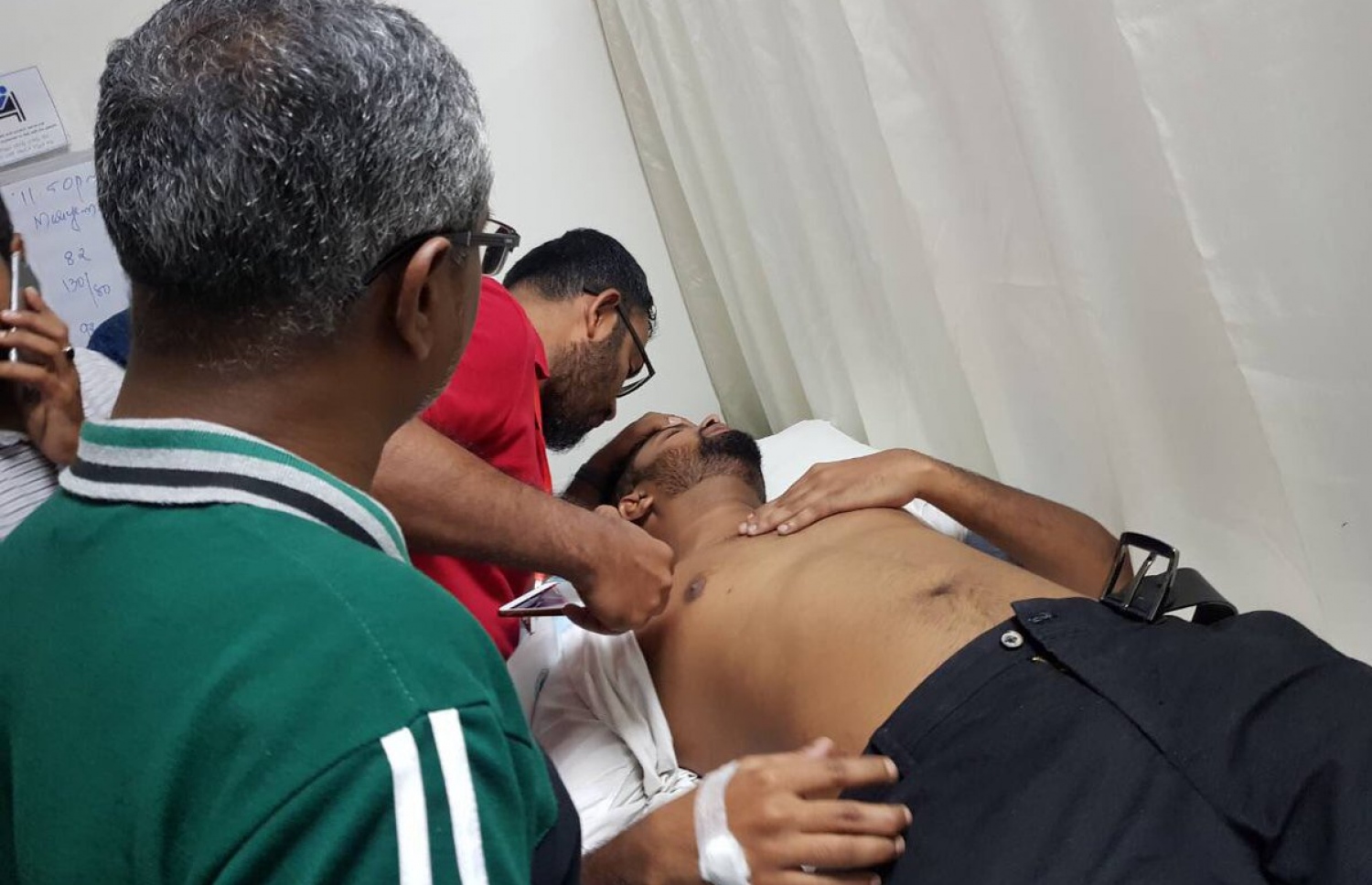 ނޫސްވެރިޔާ ހުސެއިނަށް އޭޑީކޭގައި ފަރުވާ ދޭއިރު، މީޑިއާ ކައުންސިލްގެ މެމްބަރުންތަކެއް އޭނާގެ ހާލު ބައްލަވާލައްވަނީ.