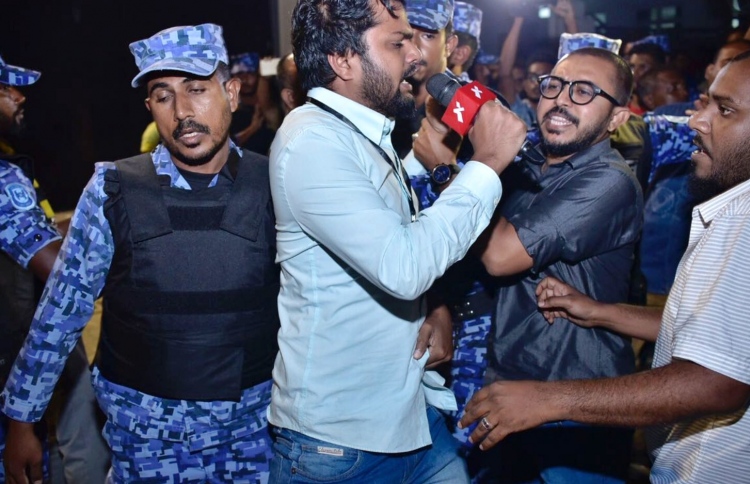 ނޫސްވެރިޔާ ހުސެއިން އެއާޕޯޓުން ހިފަހައްޓަން އުޅެފި