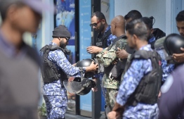 MNDF and Police officers near the parliament building in Male' City. PHOTO: HUSSAIN WAHEED / MIHAARU