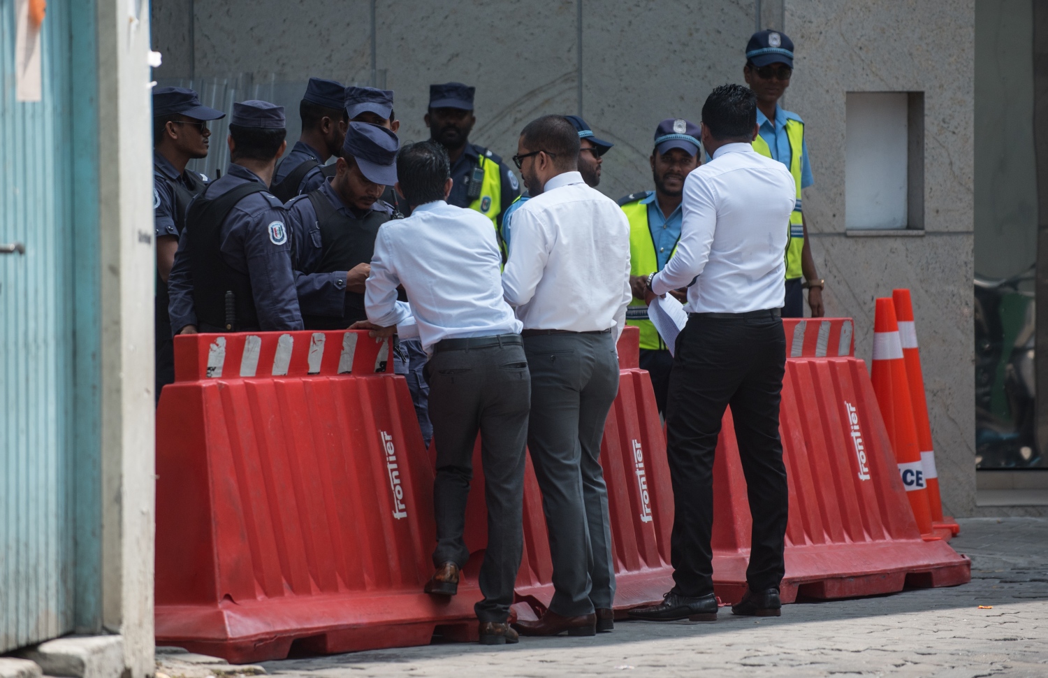 12 މެންބަރުންގެ ތެރޭގައި ހިމެނޭ ބައެއް މެންބަރުން މިދިޔަ ފެބްރުއަރީ މަހުގެ 19 ވަނަ ދުވަހު މަޖިލީހަށް ވަޑައިގަތުމުން ފުލުހުން އެ މެންބަރުންނަށް ހުރަސް އަޅަނީ.