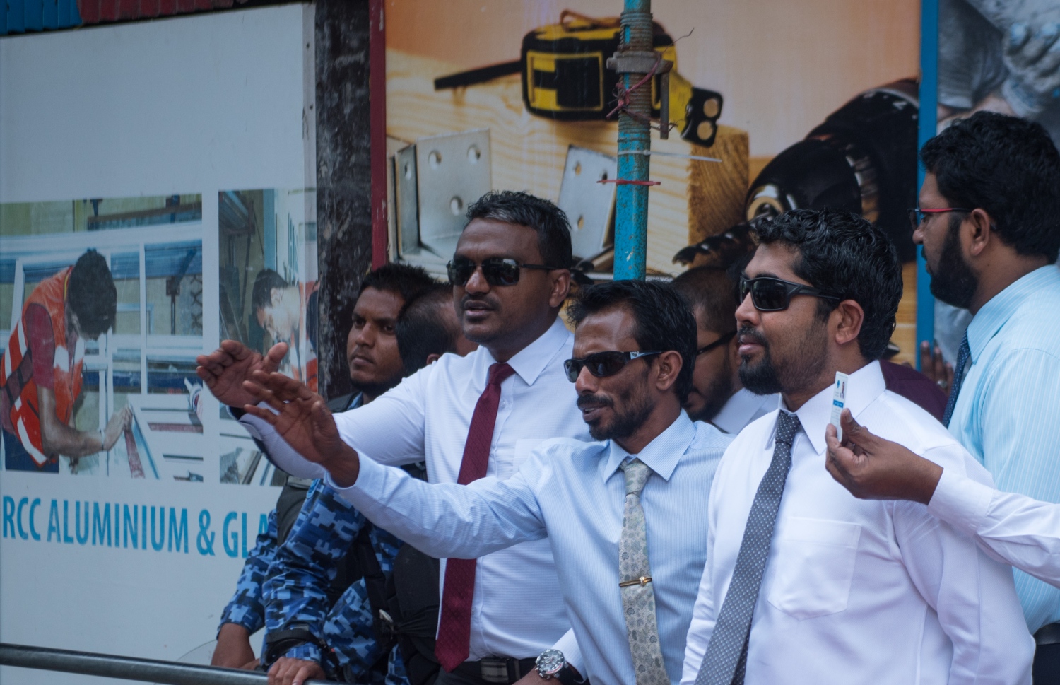 މުސްތަފާ (ކ) އާއި އިތުރު މެމްބަރުންތަކެއް މަޖިލިހަށް ވެންނެވުމަށް މަސައްކަތް ކުރެއްވުމުން ފުލުހުން އެކަމަށް ހުރަސް އަޅަނީ. -- ފޮޓޯ: މިހާރު