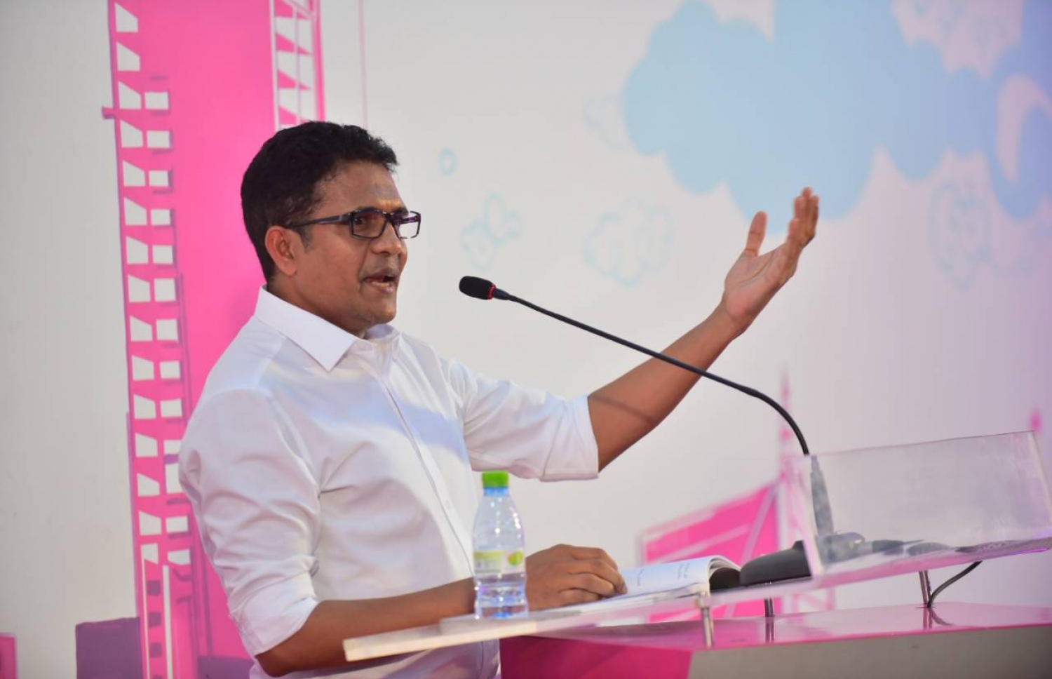 މިރޭގެ ޖަލްސާގައި ނިހާން ވާހަކަ ދައްކަވަނީ.--- ފޮޓޯ: ހުސެއިން ވަހީދު/މިހާރު