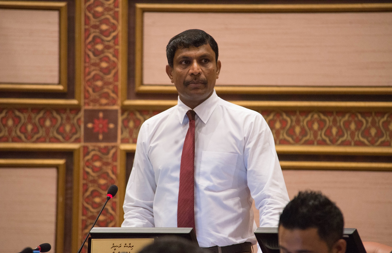 މަޖިލީހުގެ ބޭއްވި ޖަލްސާއެއްގައި ރިޔާޒް ވާހަކަ ދައްކަވަނީ.---ފޮޓޯ: މަޖިލިސް