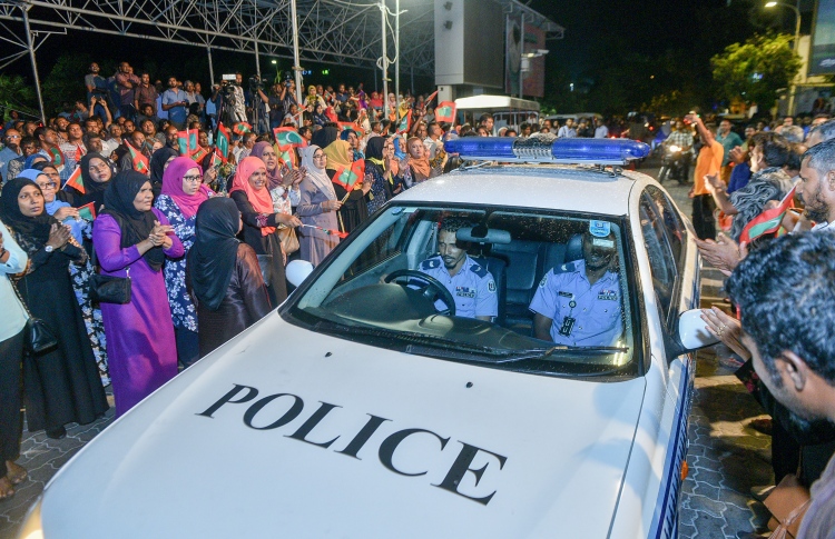 އިންޒާރު ދިނަސް މުޒާހަރާކުރާނަން: އިދިކޮޅު ޕާޓީތައް