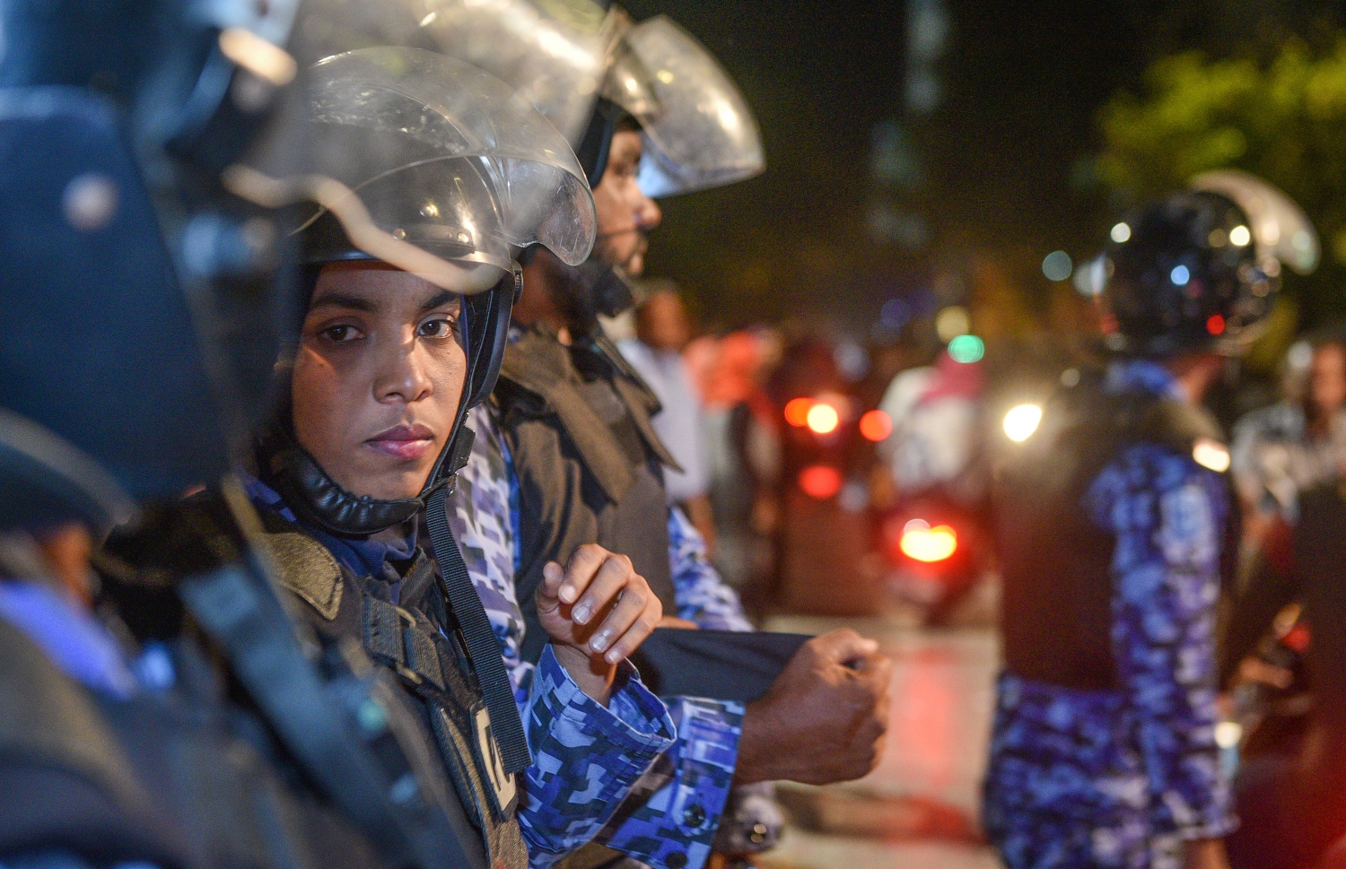 އެމްޑީޕީގެ ހަރުގެ ކައިރީގައި ރޭ އެއްވުން ކުރިއަށް ގެންދާތީ، އެސްއޯ ފުލުހުން އެ ސަރަހައްދުގައި ފޯރިމަރަނީ.---ފޮޓޯ: ނިޝާން އަލީ/މިހާރު