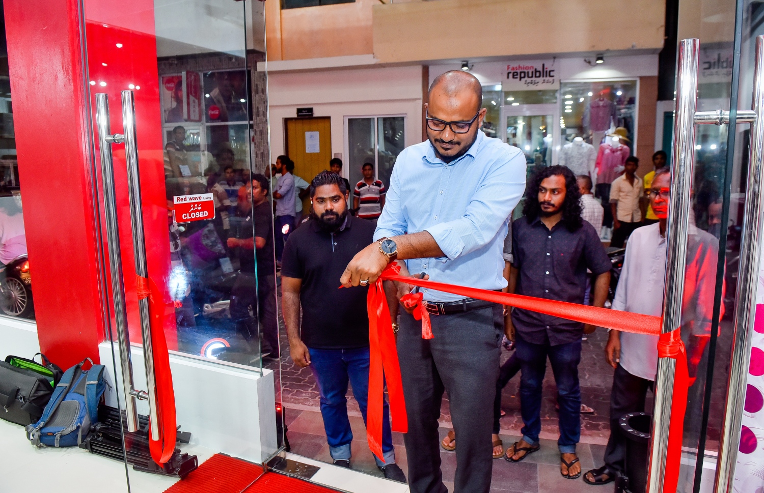 ރެޑް ވޭވްގެ ޖެނެރަލް މެނޭޖަރު އަދި ބާރަށު ދާއިރާގެ ޕީޕީއެމްގެ މެމްބަރު ޝުޖާއު، ރެޑް ވޭވް ފަރުނީޗަރު ފިހާރަ މިރޭ ހުޅުއްވައި ދެއްވަނީ.-- ފޮޓޯ: ނިޝާން އަލީ/މިހާރު